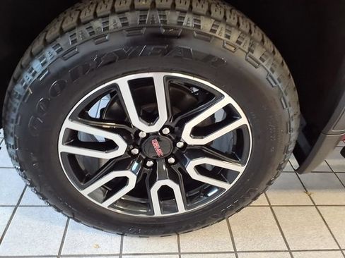 Used 2025 GMC Sierra 1500 AT4 w/ AT4 Premium Package AWD/4WD image 5