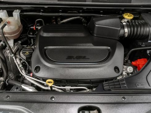 Certified 2022 Chrysler Voyager LX FWD image 4