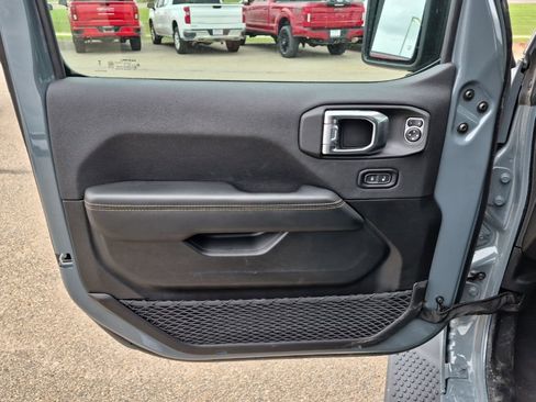 Used 2025 Jeep Wrangler Unlimited Sahara AWD/4WD image 11