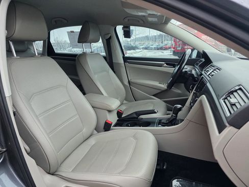 Used 2017 Volkswagen Passat 1.8T R-Line w/ R-Line Lighting Package image 7