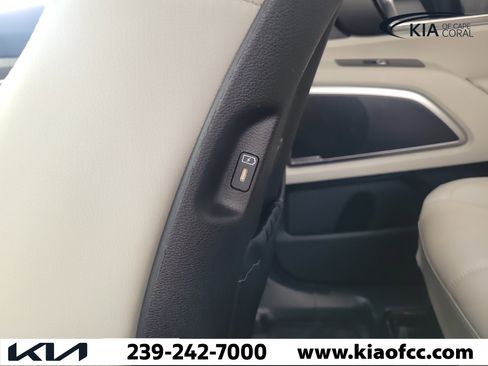 Certified 2025 Kia Telluride EX w/ EX Captain's Chair Package FWD image 16
