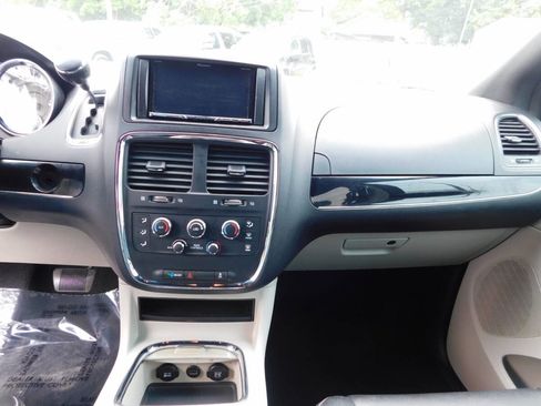 Used 2018 Dodge Grand Caravan SXT image 9