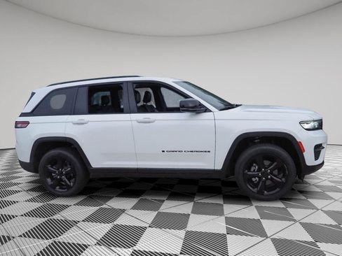 Used 2023 Jeep Grand Cherokee Altitude AWD/4WD image 8