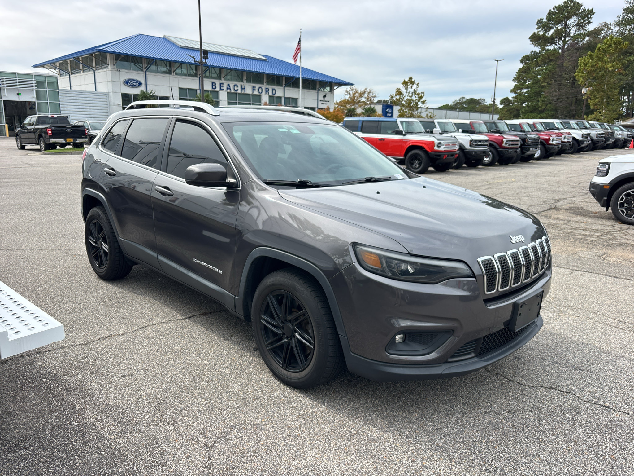 Used 2019 Jeep Cherokee Latitude Plus w/ Comfort/Convenience Group FWD image 4