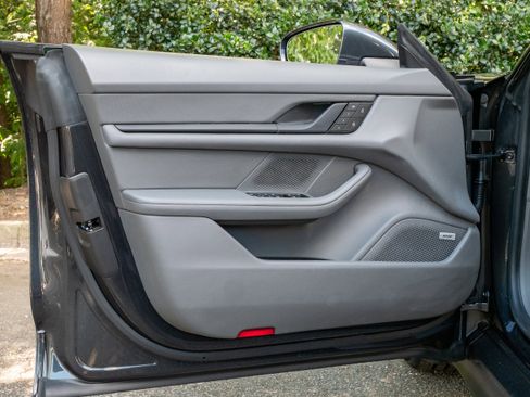 Used 2022 Porsche Taycan image 28