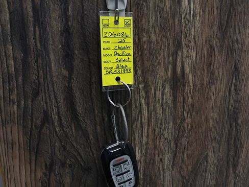 Used 2025 Chrysler Pacifica Select image 33