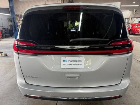 Used 2024 Chrysler Pacifica Touring-L FWD image 3
