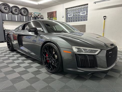 Used 2018 Audi R8 V10 w/ Premium Package image 2