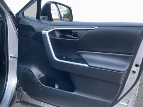 Used 2019 Toyota RAV4 LE FWD image 20