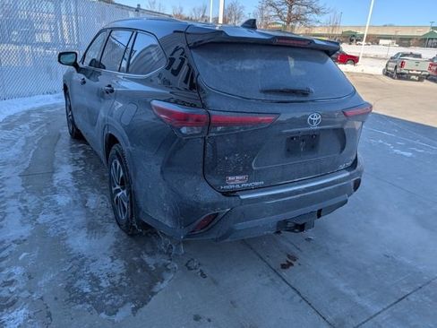 Used 2022 Toyota Highlander XLE image 14