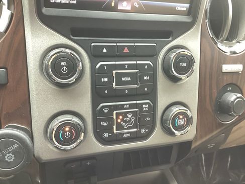 Used 2015 Ford F250 Lariat w/ Lariat Ultimate Package image 27