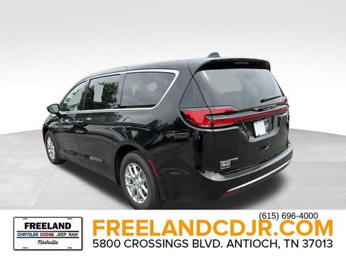 New 2027 Chrysler Pacifica Select FWD image 5
