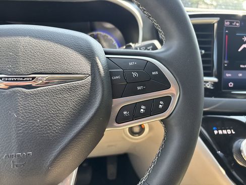 Used 2024 Chrysler Pacifica Touring-L FWD image 11