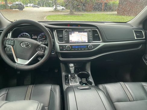 Used 2017 Toyota Highlander SE w/ Carpet Mat Package AWD/4WD image 16