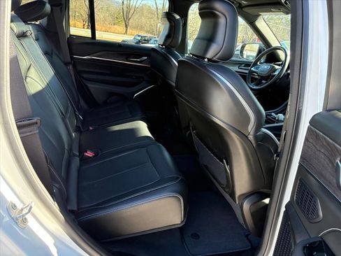 Used 2023 Jeep Grand Cherokee Overland w/ Adv Protech Group III AWD/4WD image 18