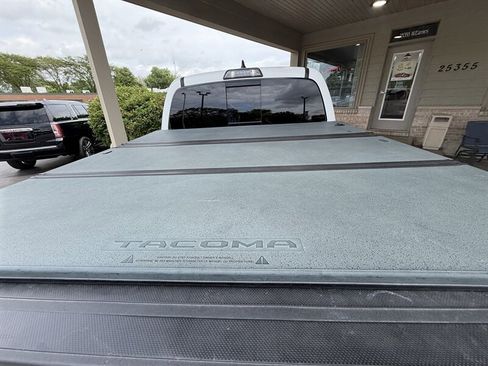 Used 2017 Toyota Tacoma TRD Sport w/ Tow Package (A/T) AWD/4WD image 18