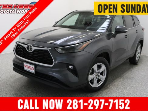 Used 2025 Toyota Highlander LE FWD image 1