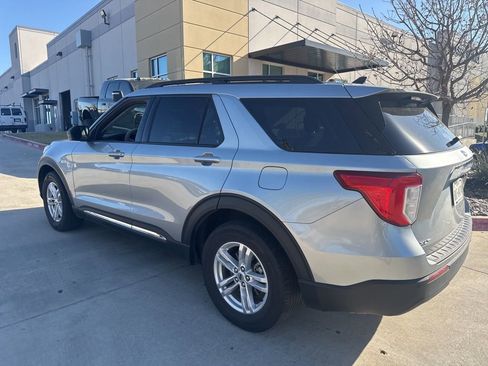 Used 2022 Ford Explorer XLT RWD image 3
