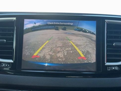 Used 2023 Chrysler Pacifica Touring-L image 9