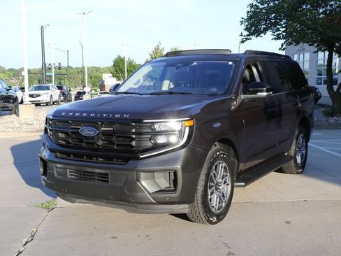 Used 2025 Ford Expedition Active AWD/4WD image 3