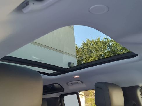 Used 2025 Land Rover Defender 110 X-Dynamic SE image 19