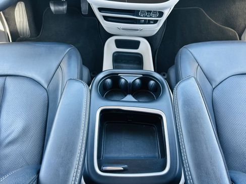 Used 2022 Chrysler Pacifica Touring-L FWD image 22