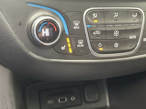 Used 2019 Chevrolet Equinox LT w/ Sun & Navigation Package image 22