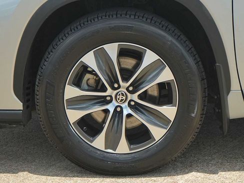 Used 2021 Toyota Highlander XLE AWD/4WD image 7