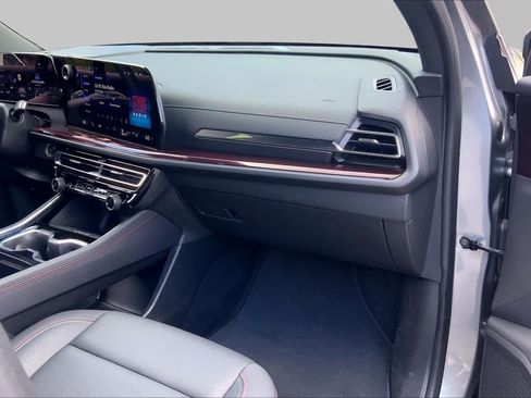 Used 2025 Chevrolet Traverse Z71 AWD/4WD image 19
