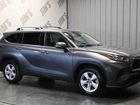 Used 2020 Toyota Highlander L FWD image 3