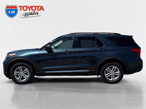 Used 2024 Ford Explorer XLT image 2