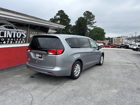 Used 2021 Chrysler Voyager LX FWD image 5
