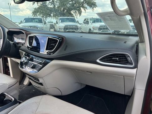 Used 2017 Chrysler Pacifica Limited w/ Advanced Safetytec Group FWD image 23