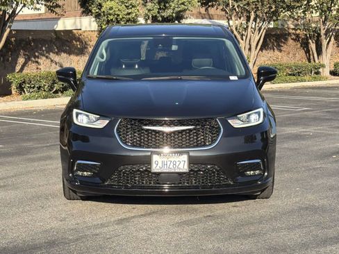 Used 2024 Chrysler Pacifica Select image 2