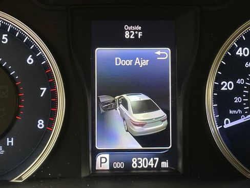 Used 2017 Toyota Camry XLE image 19