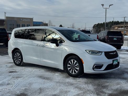 Used 2024 Chrysler Pacifica Select image 2