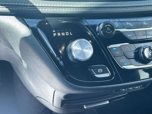 Used 2023 Chrysler Pacifica Touring FWD image 16