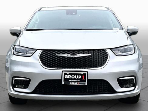 Used 2023 Chrysler Pacifica Touring-L FWD image 4