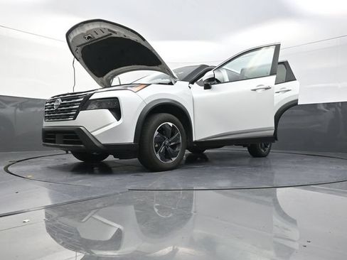 Used 2024 Nissan Rogue SV FWD image 41