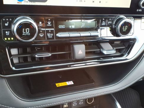 Certified 2024 Toyota Highlander Limited FWD image 17
