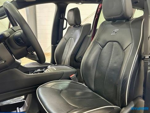 Used 2023 Chrysler Pacifica Limited w/ Uconnect Theater Family Group FWD image 11