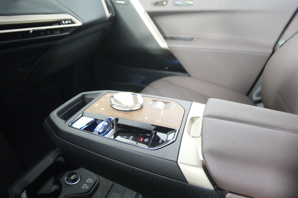 Used 2024 BMW iX xDrive50 w/ Premium Package AWD/4WD image 24