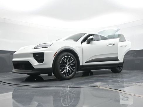 Certified 2025 Porsche Macan Electric RWD image 30