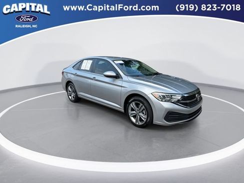 Used 2024 Volkswagen Jetta SE FWD image 2