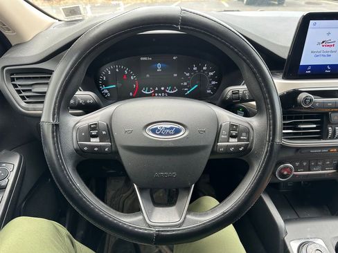 Used 2020 Ford Escape SE image 2