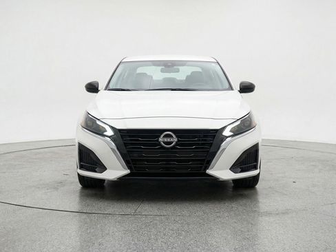 Used 2025 Nissan Altima 2.5 SV FWD image 2