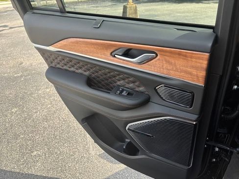 Used 2025 Jeep Grand Cherokee Summit AWD/4WD image 15