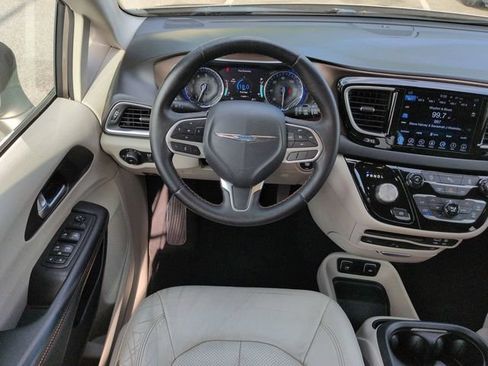 Used 2017 Chrysler Pacifica Touring-L Plus w/ Tire & Wheel Group FWD image 16
