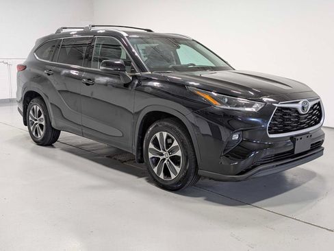 Used 2021 Toyota Highlander XLE AWD/4WD image 6