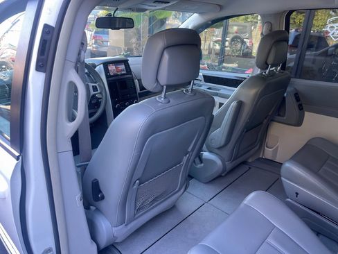 Used 2010 Dodge Grand Caravan SXT image 18